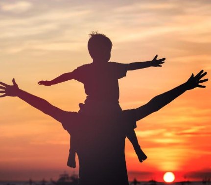 家境不好，但父亲总喜欢请客，该如何劝阻父亲呢？