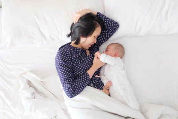 新生儿和妈妈一起睡好，还是自己睡婴儿床更好？