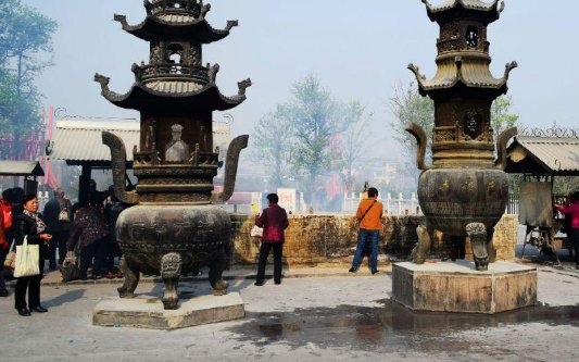 金山寺僧人不准游客烧外香，这么要求的理由是什么？