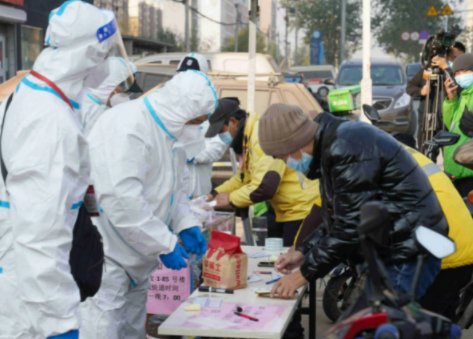 深圳通知居家办公，打工人连夜搬电脑，疫情下的打工人有多难？