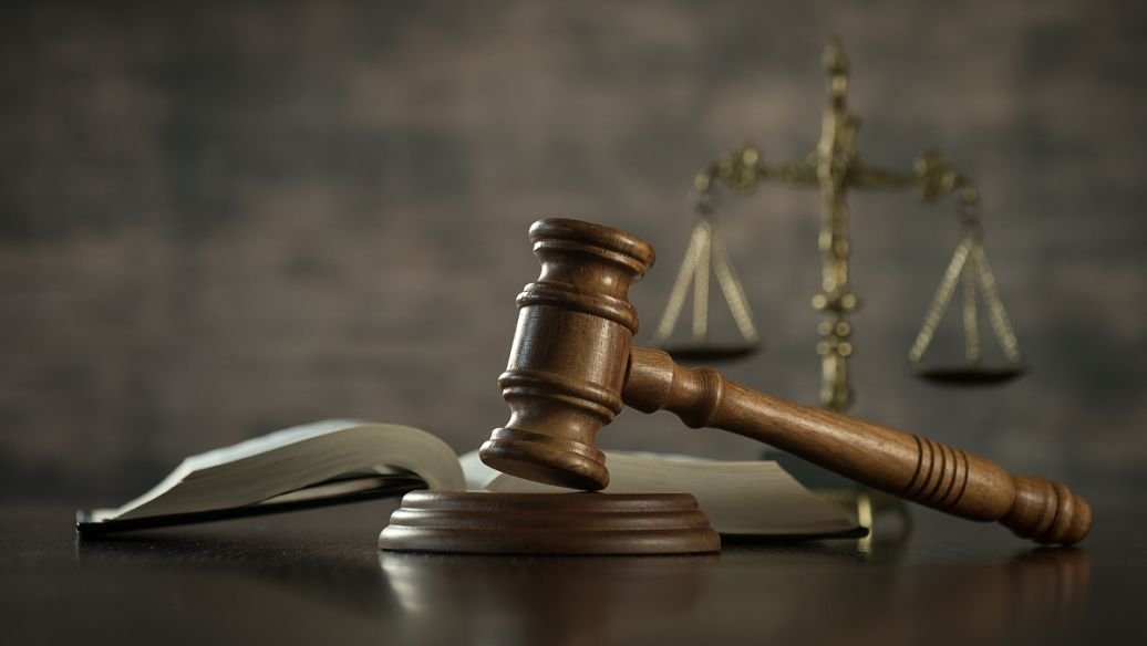 重庆一公司新员工入职首日自愿加班偷走公司电脑、手机，其行为如何定性？