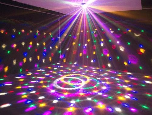 新娘在婚礼现场蹦迪引发全网争议，这种行为出现在婚礼现场合适吗？