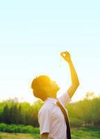 谁能给我唯美意境男生头像 最好要有很刺眼的阳光