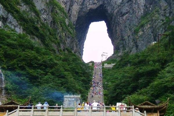 张家界天门山自行车赛坠亡女骑手遗体还乡，这些骑手的安全性该如何保障？