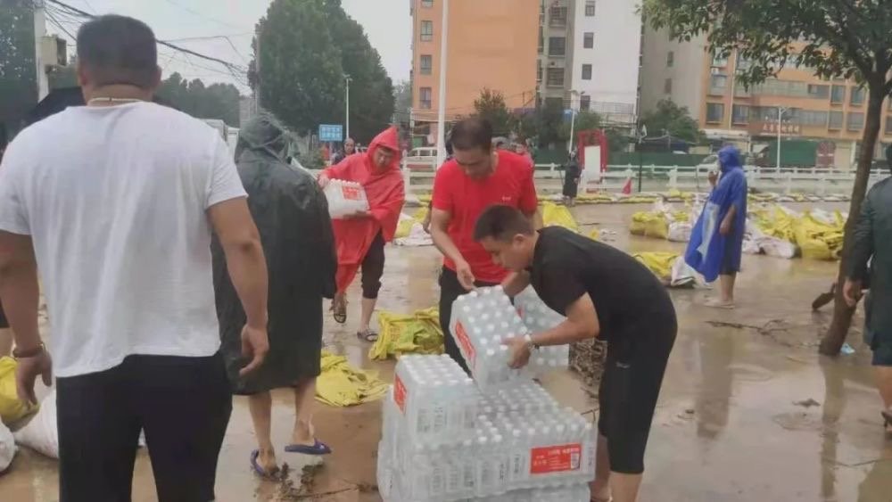 黄冈市民40分钟买完河南瓜农三千斤瓜，如何看待市民们的这种行为？