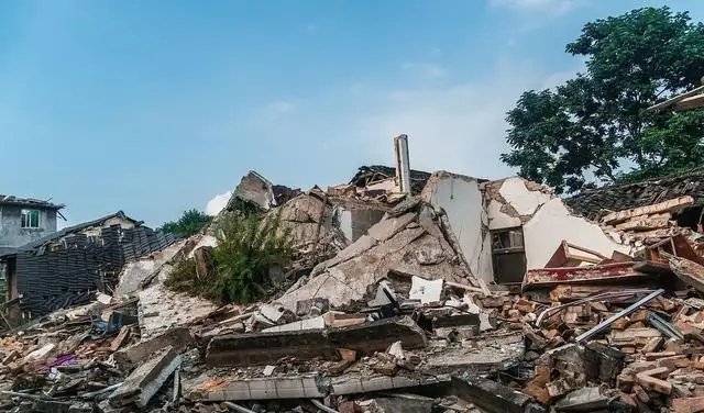 想大口喝矿泉水的女孩双腿保住了，情况稳定，她身上有着怎样坚韧的精神？