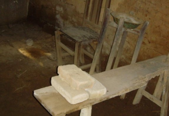 老虎凳上为什么要脱掉女犯人的鞋袜？