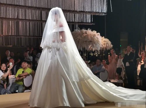 新娘在婚礼现场蹦迪引发全网争议，这种行为出现在婚礼现场合适吗？