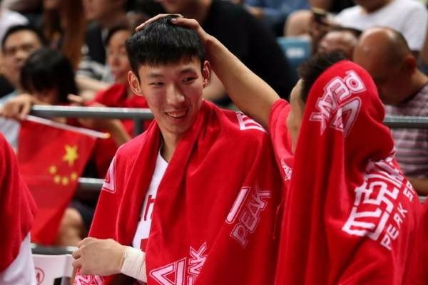 男篮周琦“压力大”，妻子也祈求网友宽恕，为何对他的网络暴力特别严重？