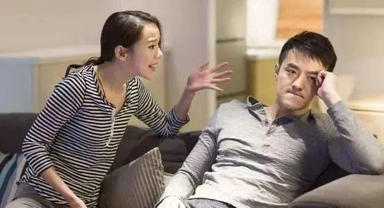 女朋友不满我与母亲同住在一间屋子，怎么办呢？