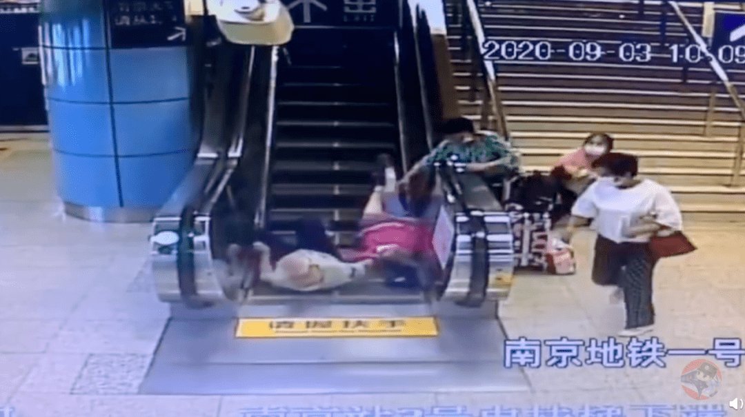 老夫妻地铁站摔伤拒绝通知家人，他说了什么话