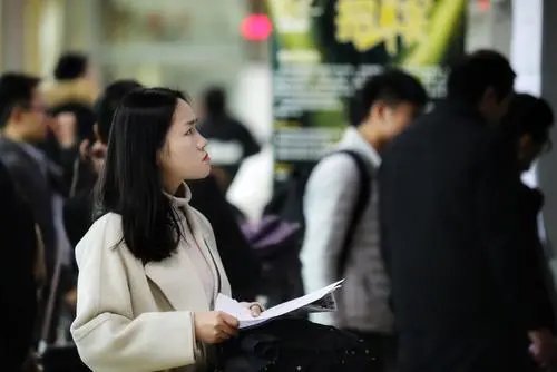 求职者不回消息被经理骂装死，从这件事中暴露出了职场中的哪些问题？