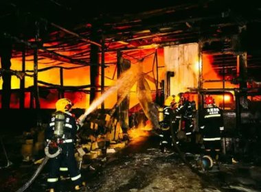 浙江嘉善一工厂起火老板娘救人遇难，此事故的发生究竟是谁造成的？