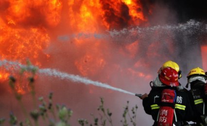 山东济南一塑料厂突燃大火，浓烈黑烟弥漫厂区，到底是什么原因导致的？