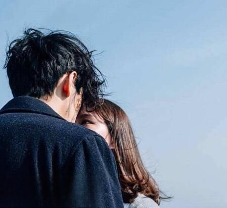 接吻时男生突然抱紧我是什么意思 这是情到深处的表现