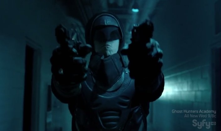 求一部被砍的美剧，是个超级英雄，第一个穿紧身衣的超级英雄，拿着双枪，手下一个随从叛变成对方头目