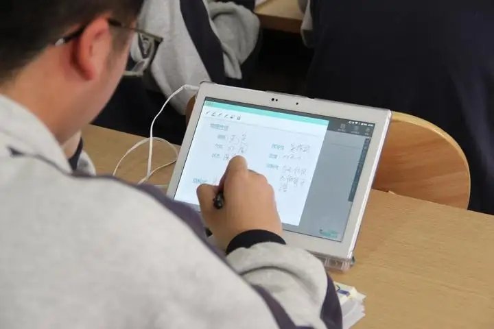 云南一中学以学生是否购买平板分班，学校这么做合适吗？