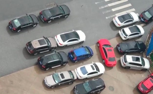 银川一女司机路怒，将车停在马路中间，此做法有什么样的危险？