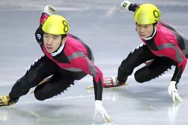 世界上首届男子速度滑冰锦标赛的时间是?