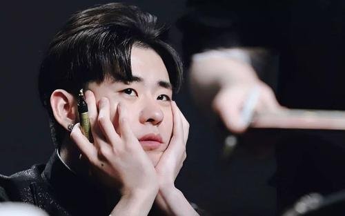 很多明星收受金条等贵重应援礼物，应该返还吗？