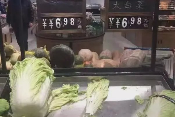 成都沃尔玛天价白菜系孩子恶搞：两个标签被重叠张贴！如何避免这样的误会？