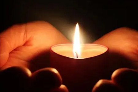 甘肃一男生因封校隔空跪地送别离世父亲，这件事在他心中留下了哪些遗憾？