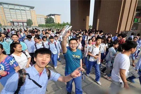 溢出屏幕的激动，女生高考660分老师们沸腾了，考上这样的分数多不简单？