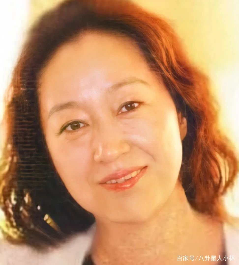 她是张默的亲妈，张国立的第一任妻子，离婚三十多年仍未再嫁，她现状如何？