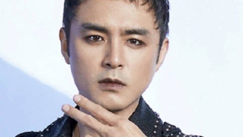 明道在节目中画烟熏妆，你觉得这个妆容适合他吗？