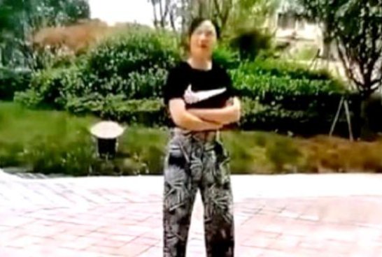 老板娘遛狗事件后徽州宴暂停接待散客，为何这场风波没有赢家？