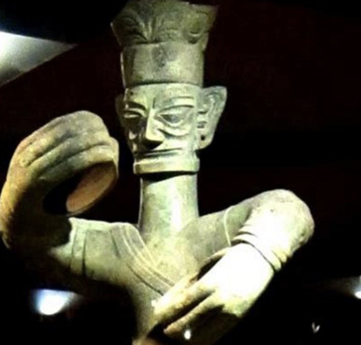 三星堆8号坑发现近60件金叶，三星堆为何会有如此多的文物宝藏？