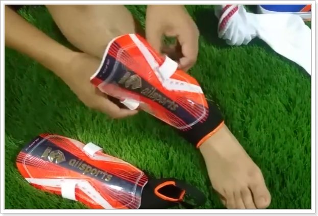 足球护腿板的正确戴法