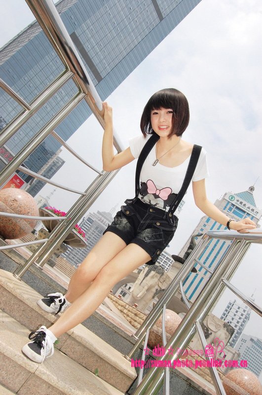 她是谁?网上搜到的照片，请问她是谁？