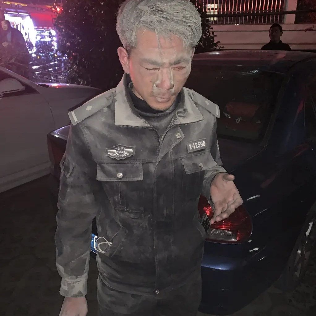 浙江95后帅警官救火后竟然一夜白头，这是一幕什么样的场景？