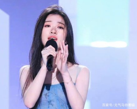 被李健劝告要踏实学习的单依纯在被淘汰后，为什么会被“绿茶”字样包围？