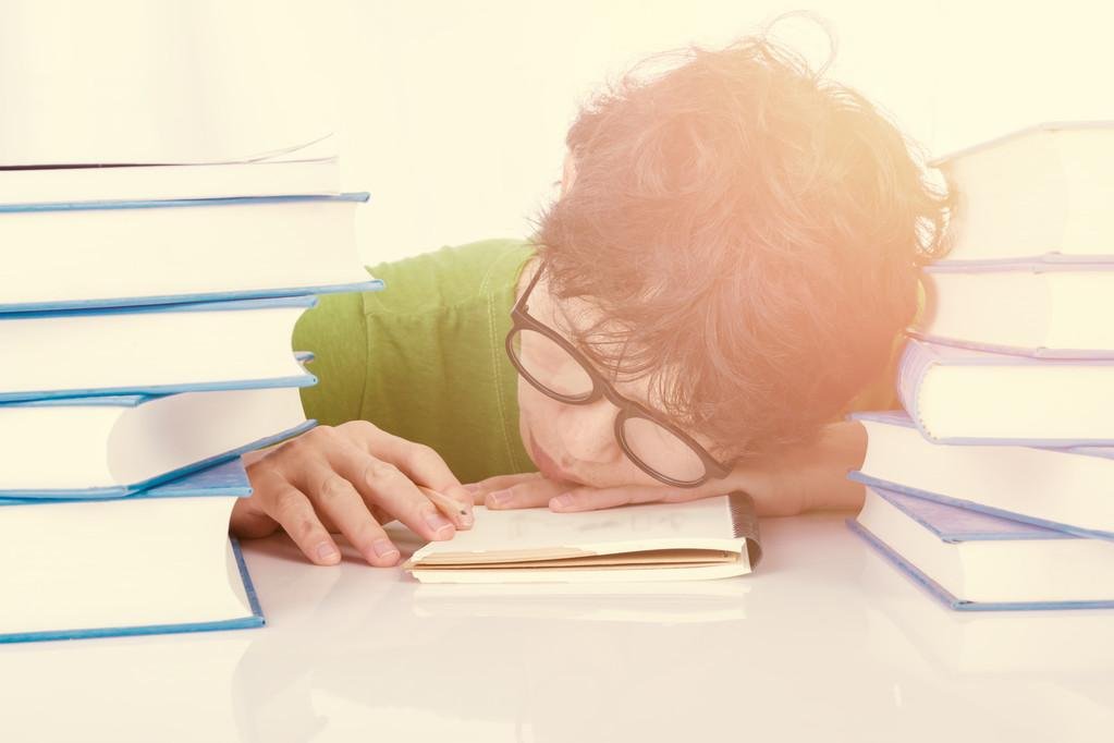 代表建议让学生在校内完成家庭作业，这个建议如何？