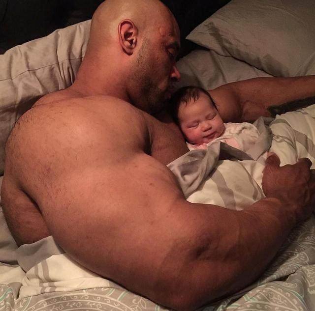 如果有一个肌肉强壮的爸爸，是一种什么体验？