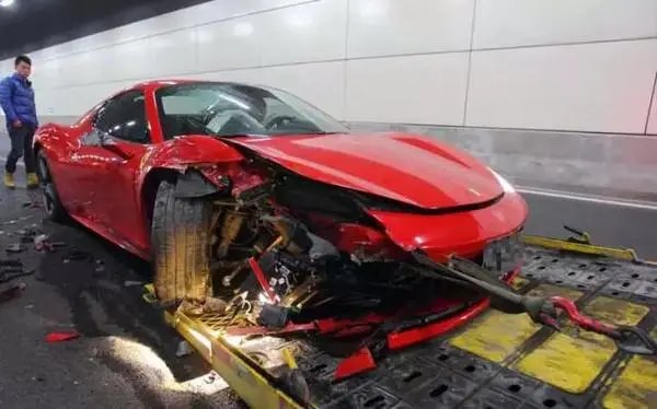 杭州一辆法拉利在隧道中自燃了，豪车是不是更应该注重安全性呢？