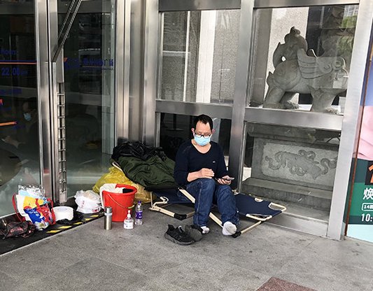 出方舱后，男子在上海街头睡了23天，出舱后他为何无家可归？