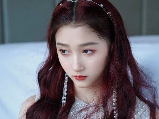 24岁关晓彤晒近照庆生，圈内都有哪些好友送去了祝福？