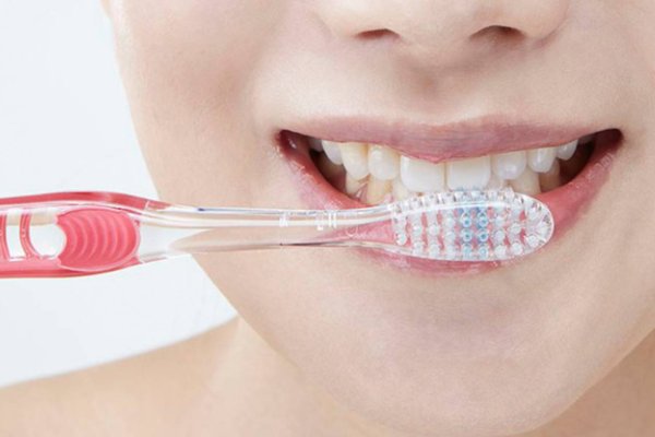 赣州男子学吃冻土豆，牙齿移位拔掉3颗牙，牙齿不好的人平时该注意什么？