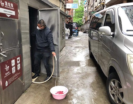 出方舱后，男子在上海街头睡了23天，出舱后他为何无家可归？