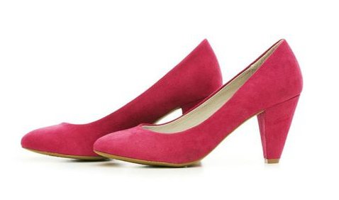 新买的高跟鞋皮质很硬，怎样可以让皮软些？