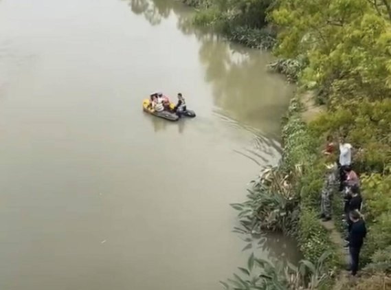 淮安一夫妻吵架双双落水被17岁少年救起，如此义举该不该倡导？