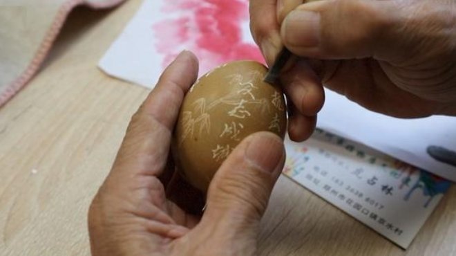 78岁老师用鸡蛋刻金陵十二钗，鸡蛋是怎么处理的？