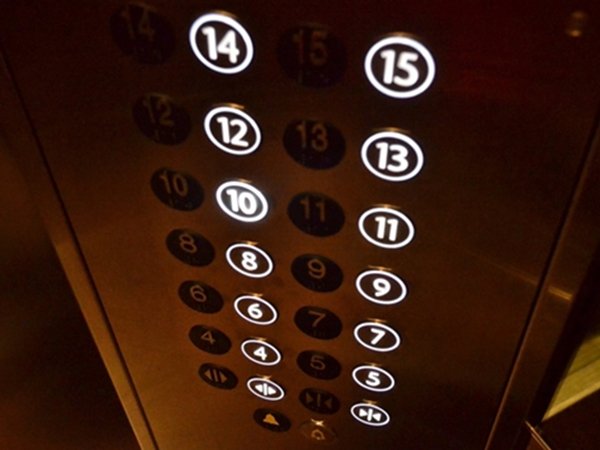 小区电梯突然失灵，女子从28楼直坠14楼，遇到这种情况该如何自救？