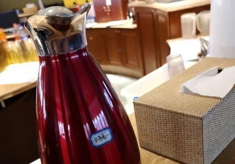 酒店用茶壶装消毒水顾客误喝，多个器官受损！酒店该承担怎样的责任？