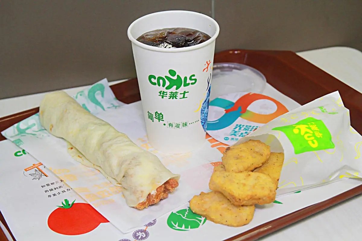 震惊！男子华莱士汉堡中吃出2只炸熟蟑螂，此事件将如何得到解决？