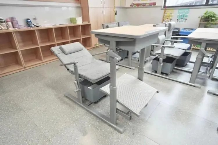 南京一小学的“变形”课桌椅让孩子们躺着午睡，小学生应不应该午休？
