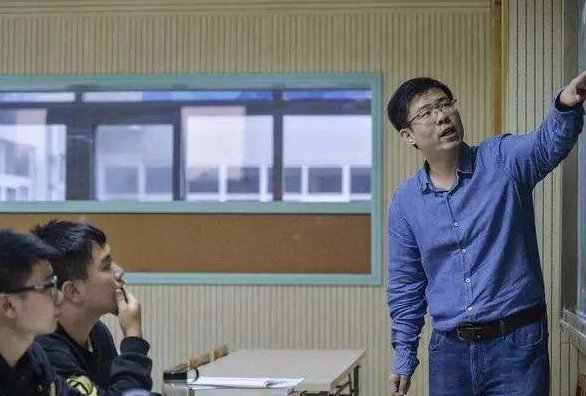 江苏一在校生，2年骗走昔日老师400多万元，老师是如何落入骗局中的？